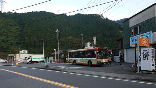 御岳山　ケーブル下行きのバス停