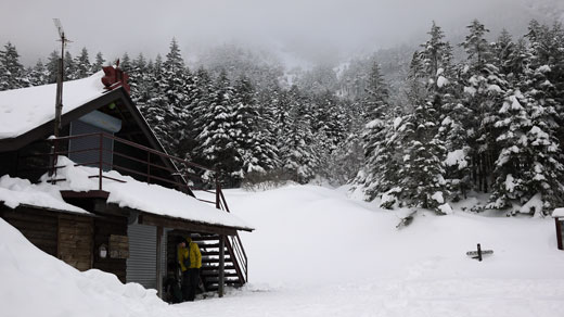 八ヶ岳、雪の中の行者小屋