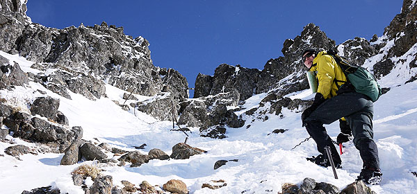 雪山の赤岳山頂付近のヤハケン