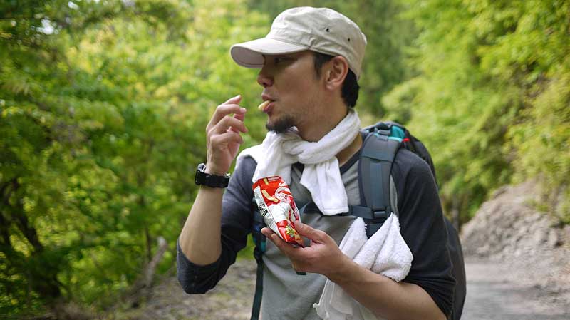 かっぱえびせんを食べる小野P