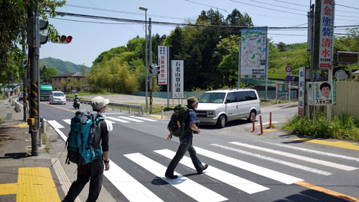 石老山登山道入り口