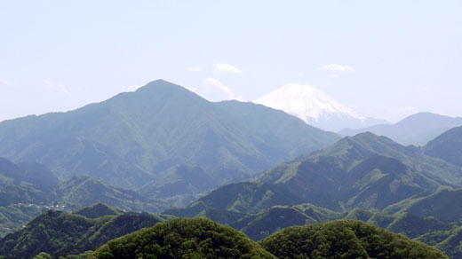 石老山の山頂からの眺め　たぶん大室山と富士山
