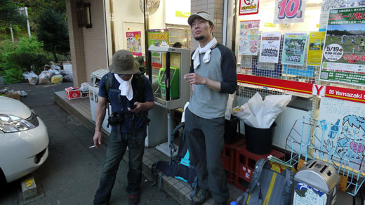 コンビニで一服するおのぴーと完さん