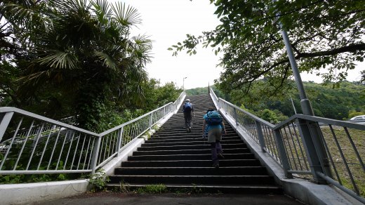 中央道を越え与瀬神社へと向かう長い階段。