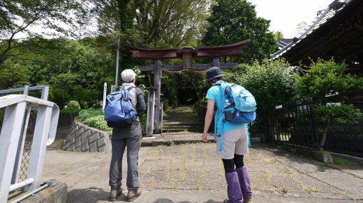 与瀬神社の前