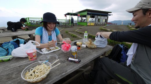 陣馬山の山頂で昼食