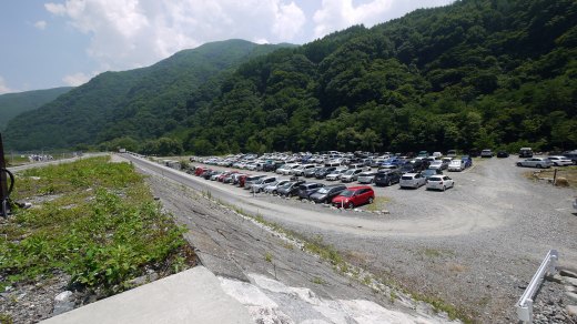 仙流荘前の駐車場