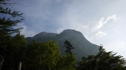 仙水峠から摩利支天を見上げる