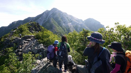 駒津峰から六方石にかけての尾根にて甲斐駒ケ岳を望む