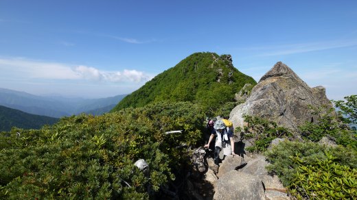 駒津峰から六方石への登山道の様子