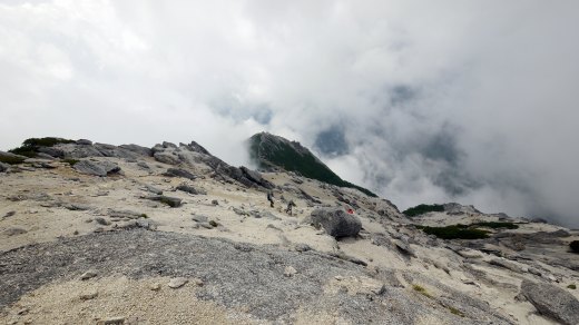 甲斐駒山頂から摩利支天への登山道の様子