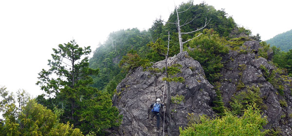 両神山　鎖を登るオノピー