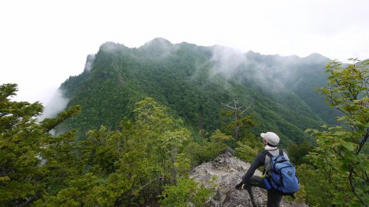 両神山　西岳から東岳を望む