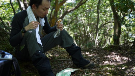 三角点1089でパンを食べる小野さん