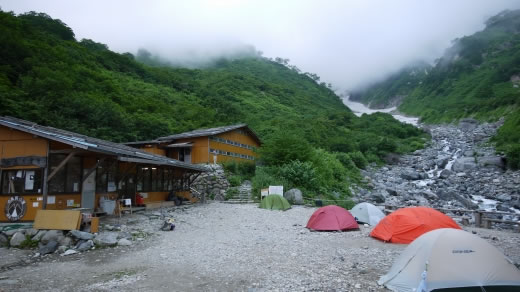 白馬尻小屋とテント場の様子