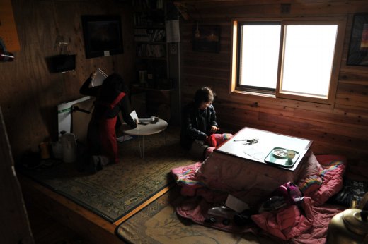 赤石岳避難小屋の居間の様子