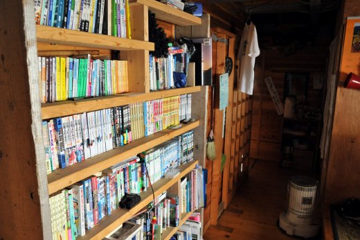 赤石岳避難小屋の本棚