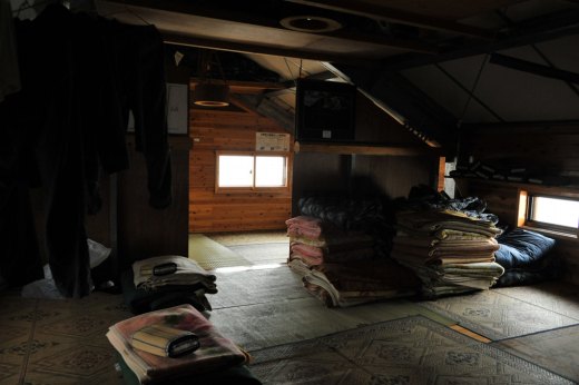 赤石岳避難小屋の寝床の様子