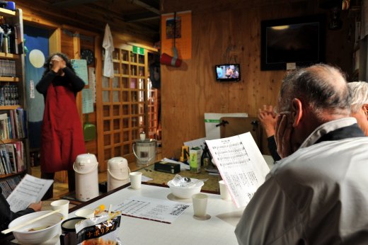 赤石岳避難小屋のちエコさんがハーモニカの演奏をプレゼントしてくれた