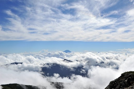 赤石岳の山頂から見る富士山