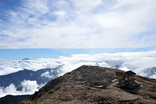 赤石岳の山頂から赤石岳避難小屋を撮影