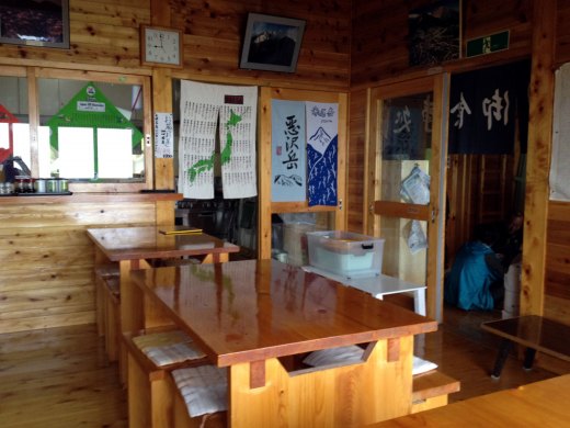 クリックして画像を拡大 荒川小屋の食堂の様子