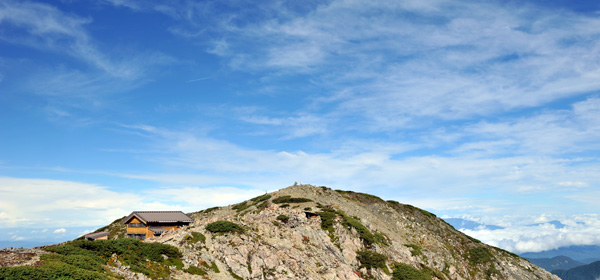 赤石岳の山頂と赤石岳避難小屋