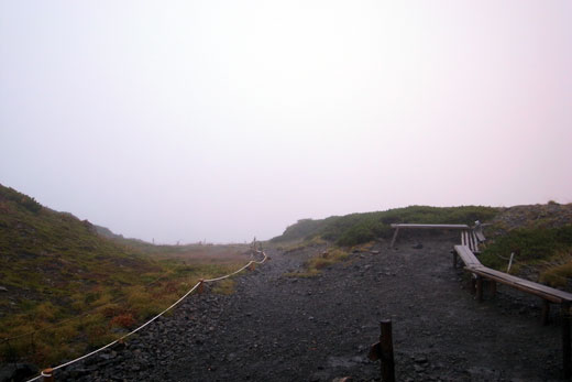 中岳避難小屋の前のベンチ