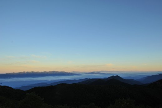 烏帽子岳から中央アルプス、北アルプスを望む。