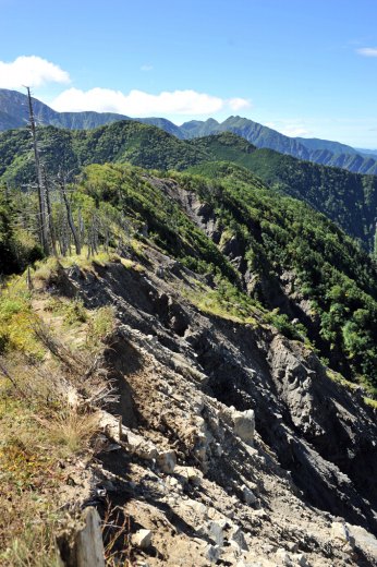 クリックして画像を拡大 登山道、崩壊した斜面の様子