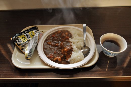 中岳避難小屋の軽食。レトルトカレー。