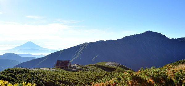 小河内岳避難小屋と荒川東岳（悪沢岳）