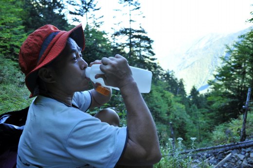 ポリタンクで水を飲む北尾くん