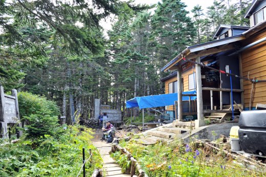 クリックして画像を拡大 三伏峠と三伏峠小屋