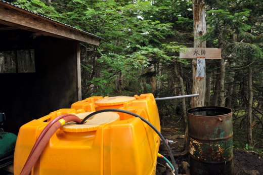 三伏峠小屋の水場