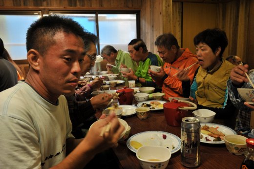 三伏峠小屋の夕食時の食堂の様子