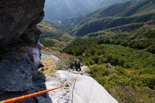 二子山中央陵2ピッチ目を登るヤハケン