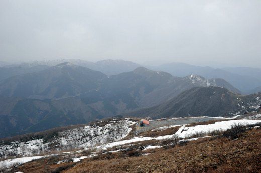 伊吹山山頂から伊吹山ドライブウェイの駐車場を眺める