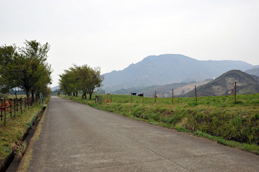 仙酔峡道路からみる阿蘇山