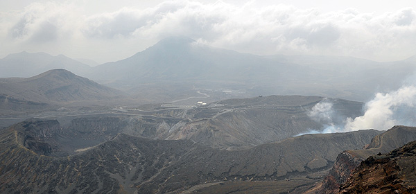 阿蘇山の中岳の山頂から見た火口