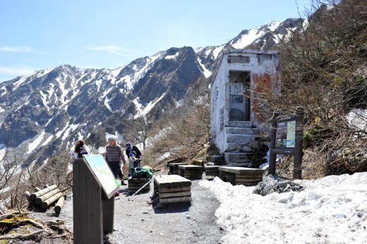 大山6合目の避難小屋