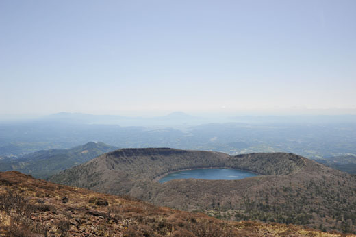 韓国岳から見る大浪池と桜島