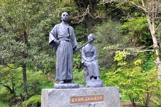 塩浸温泉の竜馬像