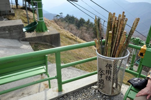 剣山のリフト西島駅にある無料で貸出の杖