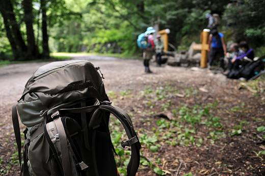 笠新道の登山口とザック