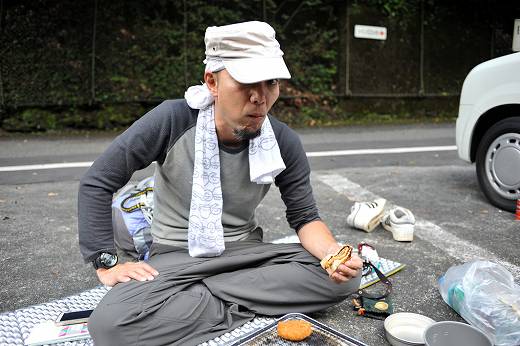 日原鍾乳洞の駐車場で朝ごはん