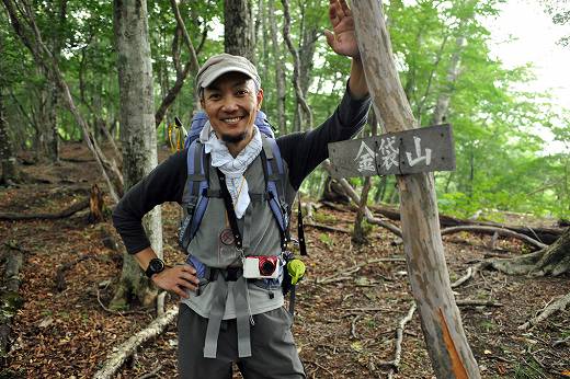 金袋山の山頂と小野さん