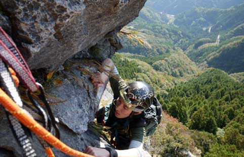 二子山でクライミングをするヤハケン