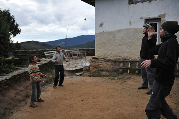ネパール　プルテンで子どもと遊ぶ