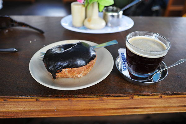 トレッキング　カフェでドーナツとコーヒー